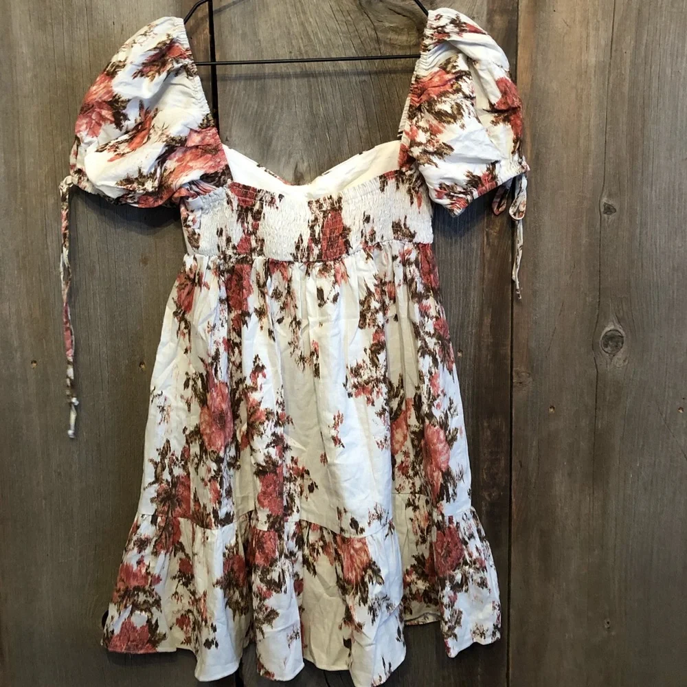 Olivaceous Floral Mini Dress in Cream Size Small Women’s